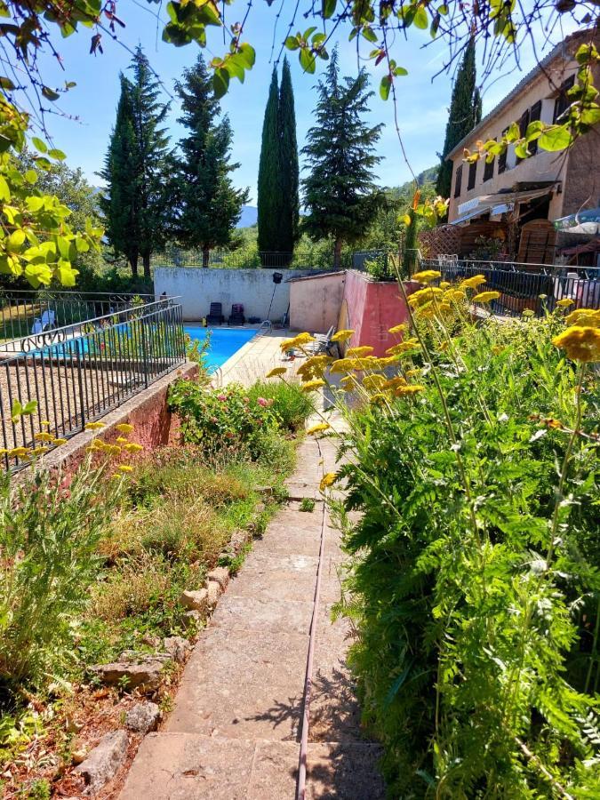 Logement D'Exception Pres Du Colorado Provencal Dans Une Residence Au Calme Avec Piscine Offrant Une Vue Imprenable Sur Le Luberon Depuis Sa Terrasse Viens Buitenkant foto